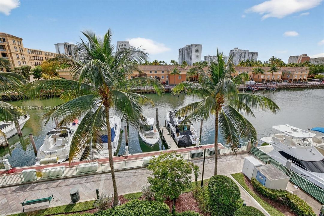 For Sale: $750,000 (2 beds, 3 baths, 1552 Square Feet)