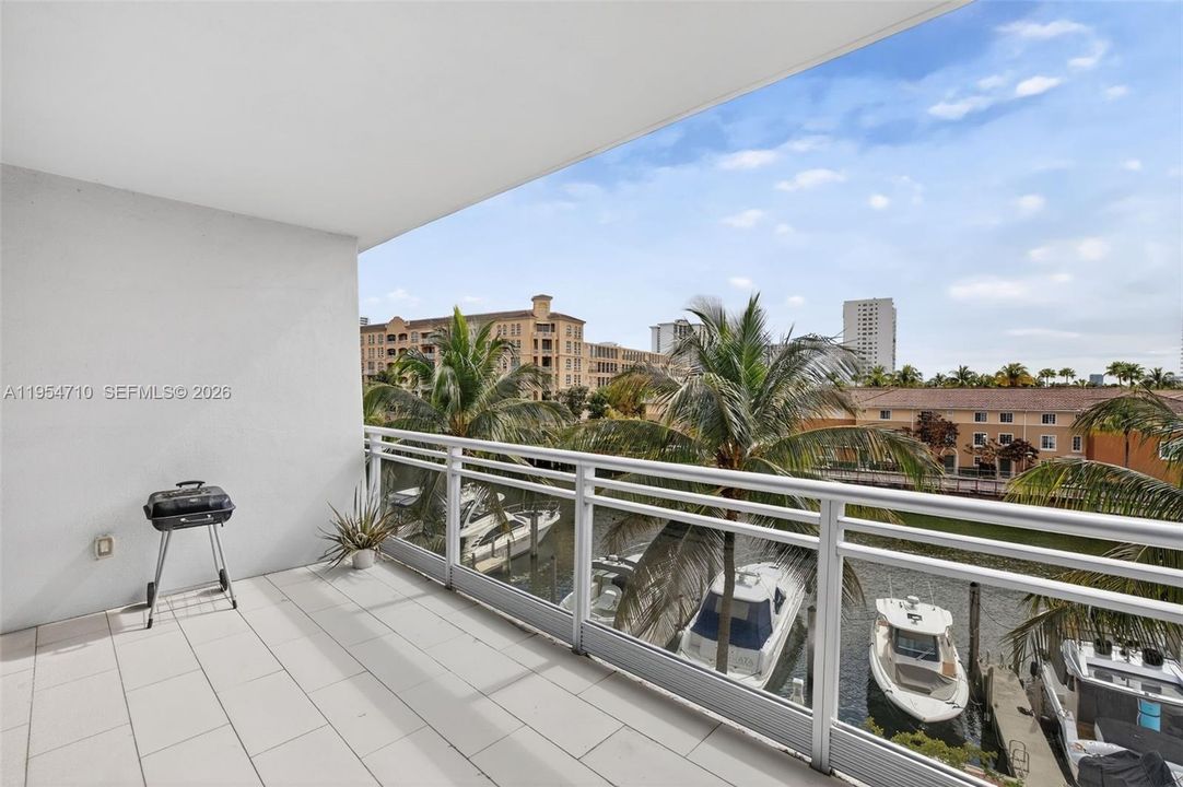 For Sale: $750,000 (2 beds, 3 baths, 1552 Square Feet)