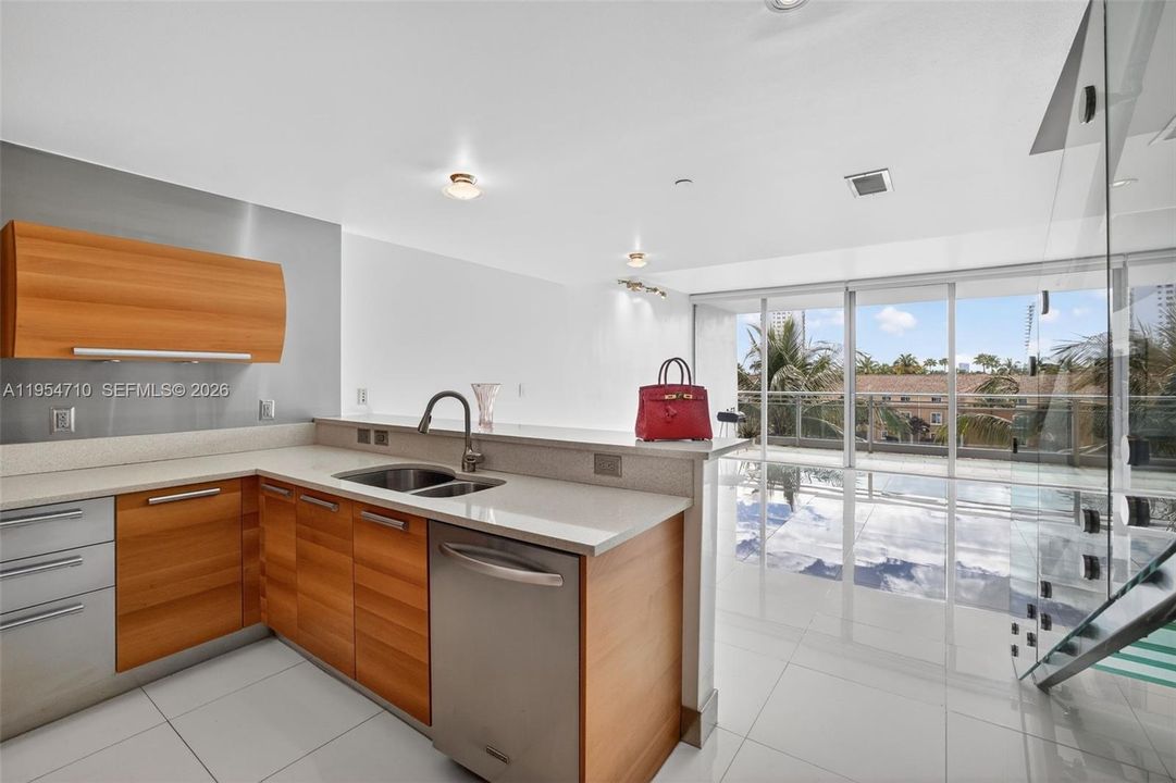 For Sale: $750,000 (2 beds, 3 baths, 1552 Square Feet)