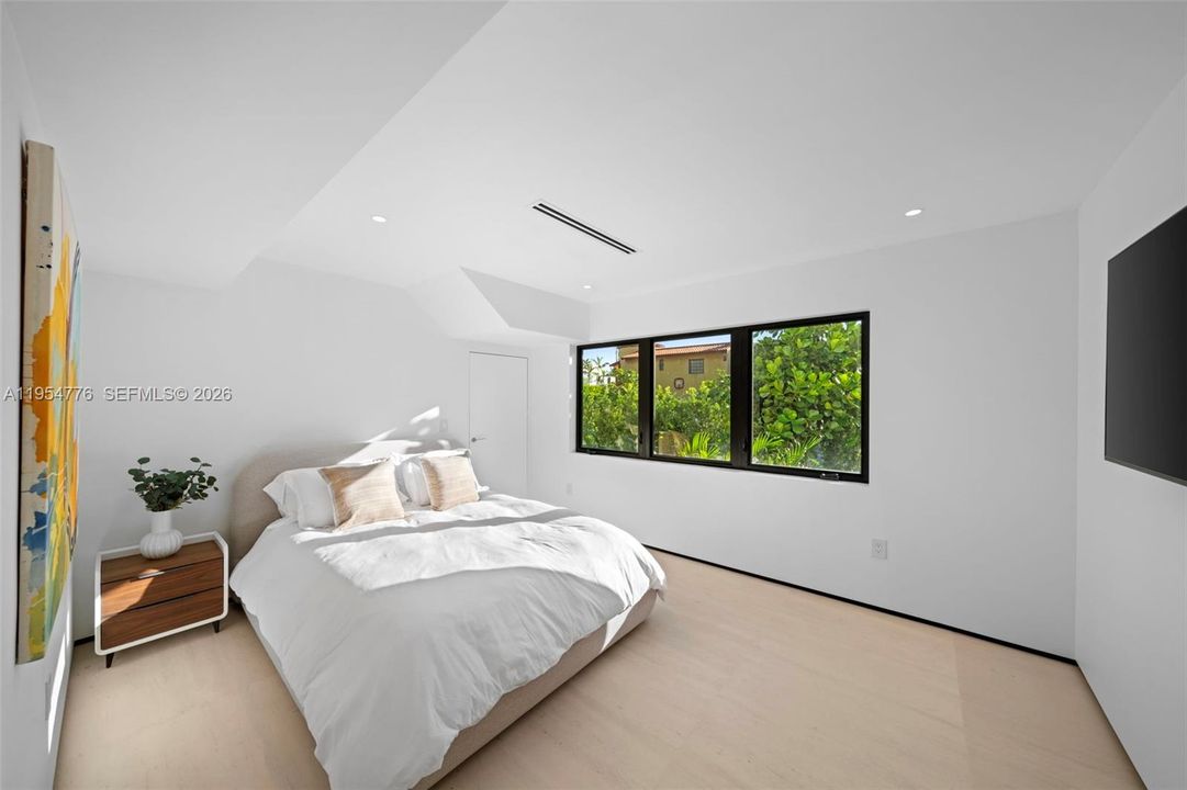 Active With Contract: $30,000 (4 beds, 3 baths, 3281 Square Feet)