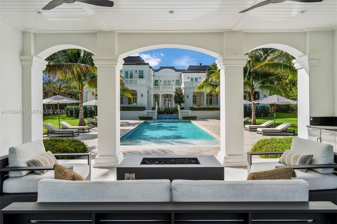Vendido Recientemente: $19,500,000 (9 camas, 9 baños, 11575 Pies cuadrados)