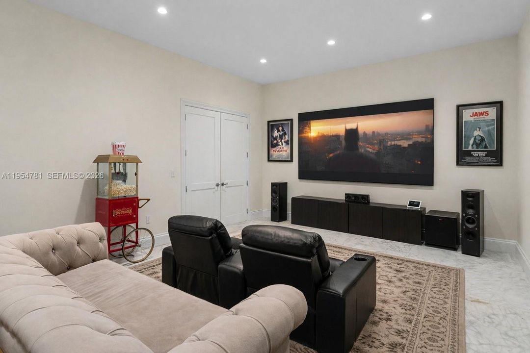 Vendido Recientemente: $19,500,000 (9 camas, 9 baños, 11575 Pies cuadrados)