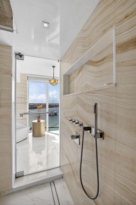 Activo con contrato: $7,650,000 (3 camas, 3 baños, 3365 Pies cuadrados)