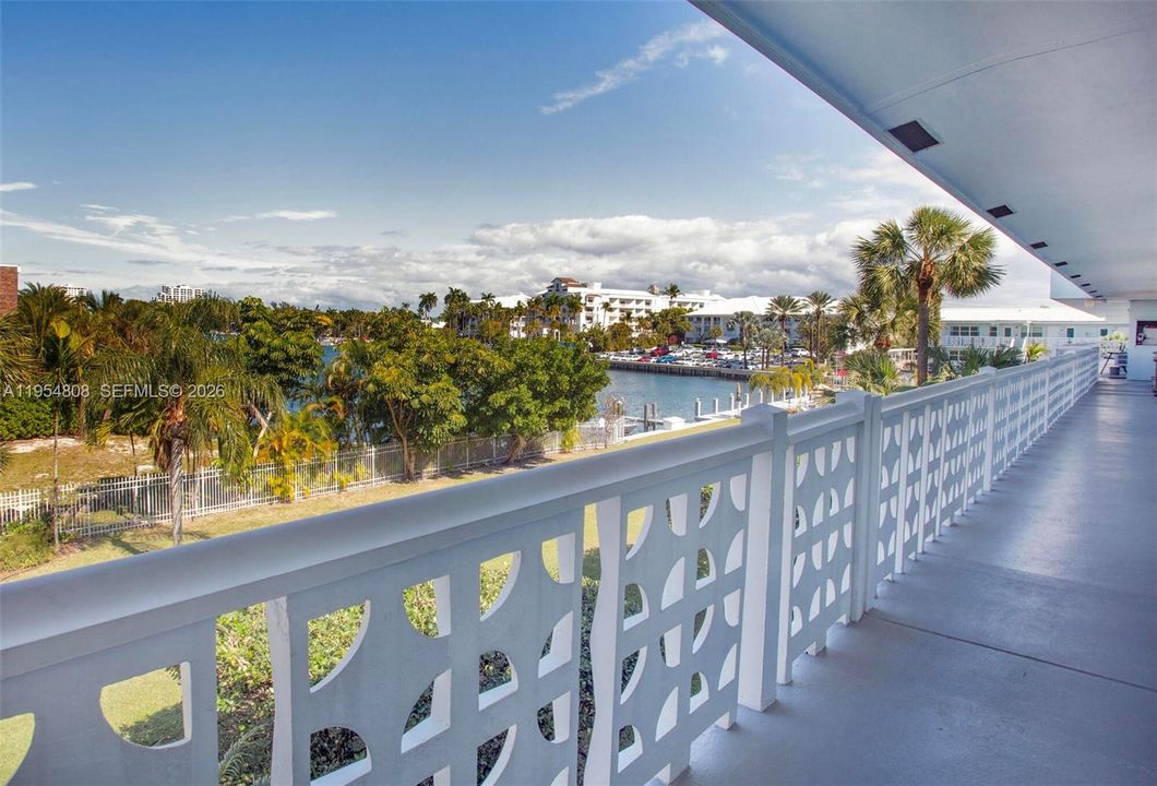 For Sale: $240,000 (1 beds, 1 baths, 640 Square Feet)
