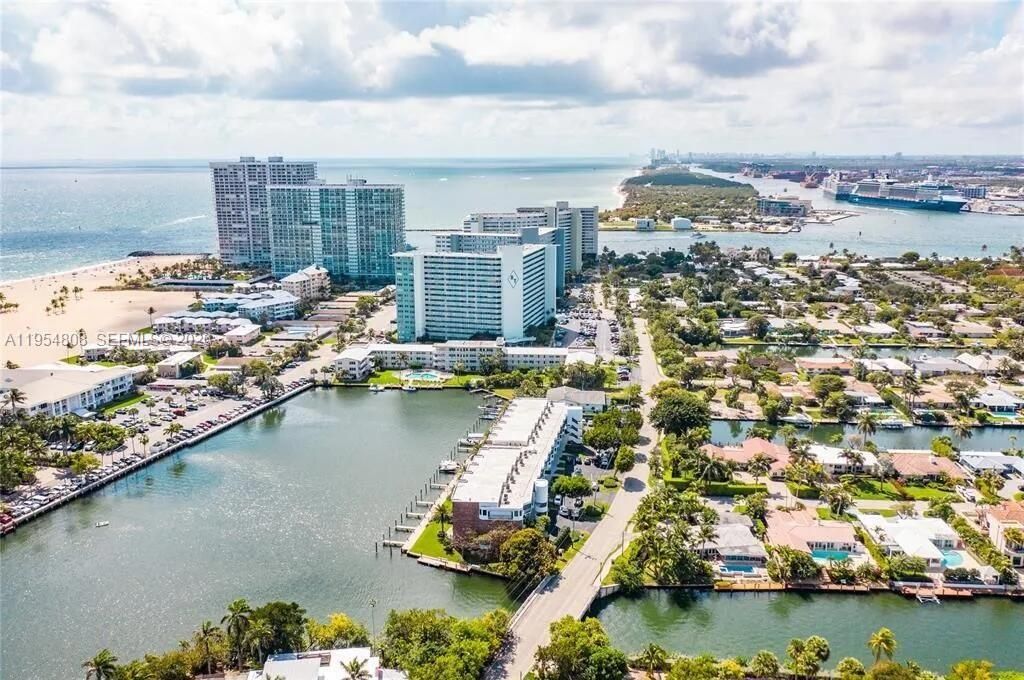 For Sale: $240,000 (1 beds, 1 baths, 640 Square Feet)