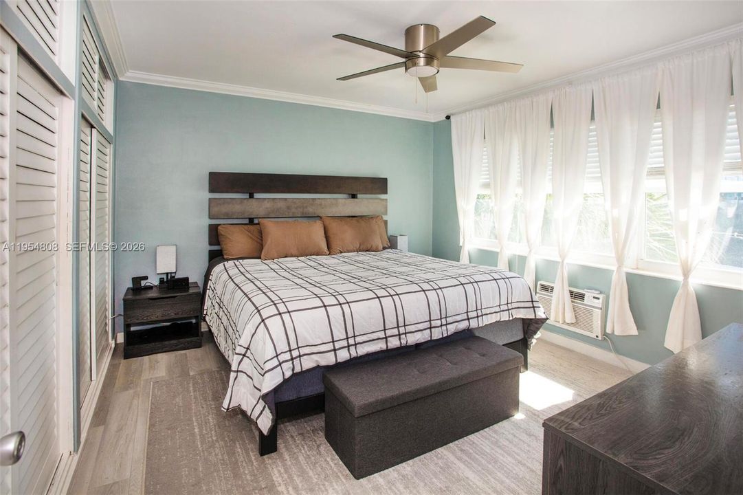 For Sale: $240,000 (1 beds, 1 baths, 640 Square Feet)