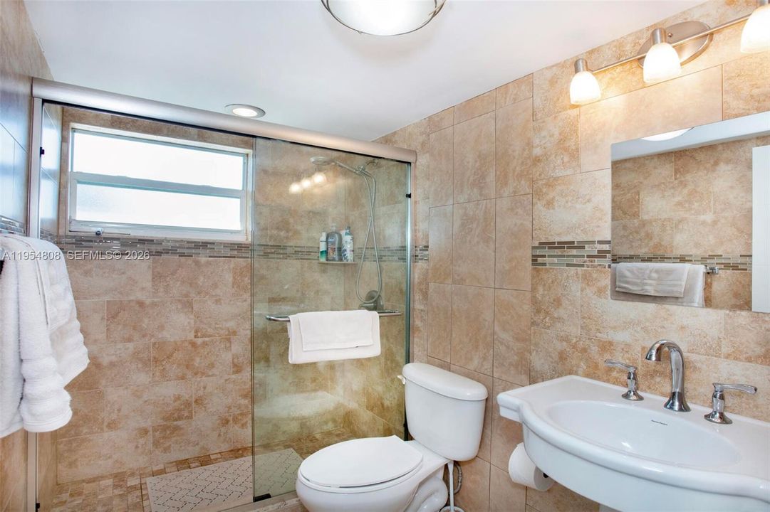 For Sale: $240,000 (1 beds, 1 baths, 640 Square Feet)