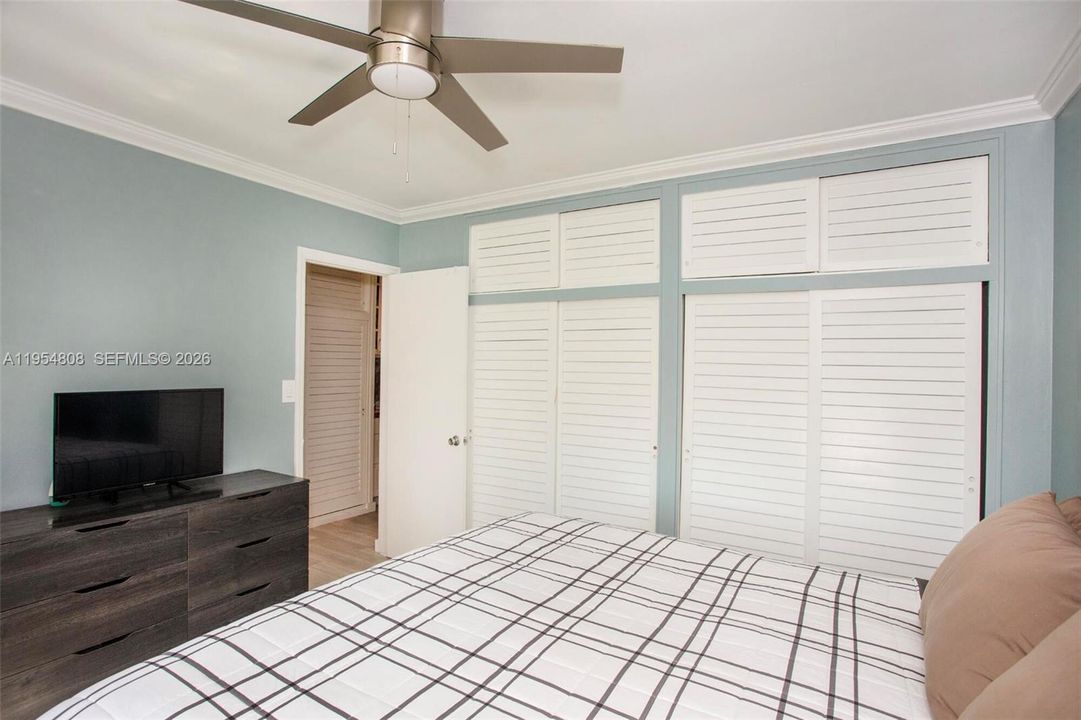 For Sale: $240,000 (1 beds, 1 baths, 640 Square Feet)