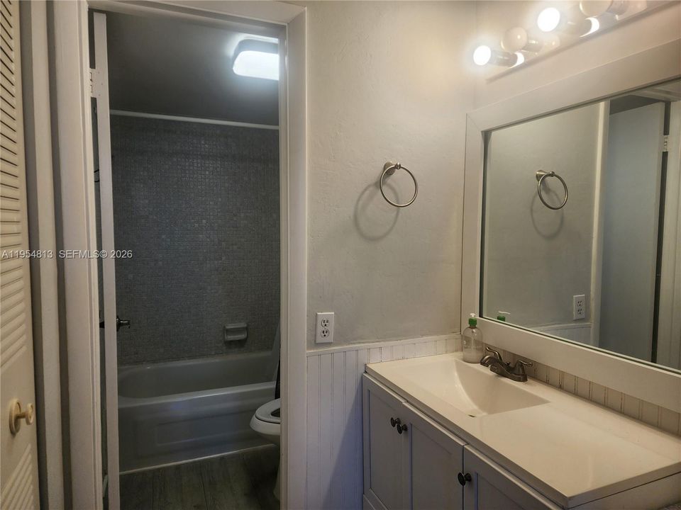 For Sale: $129,900 (2 beds, 2 baths, 950 Square Feet)