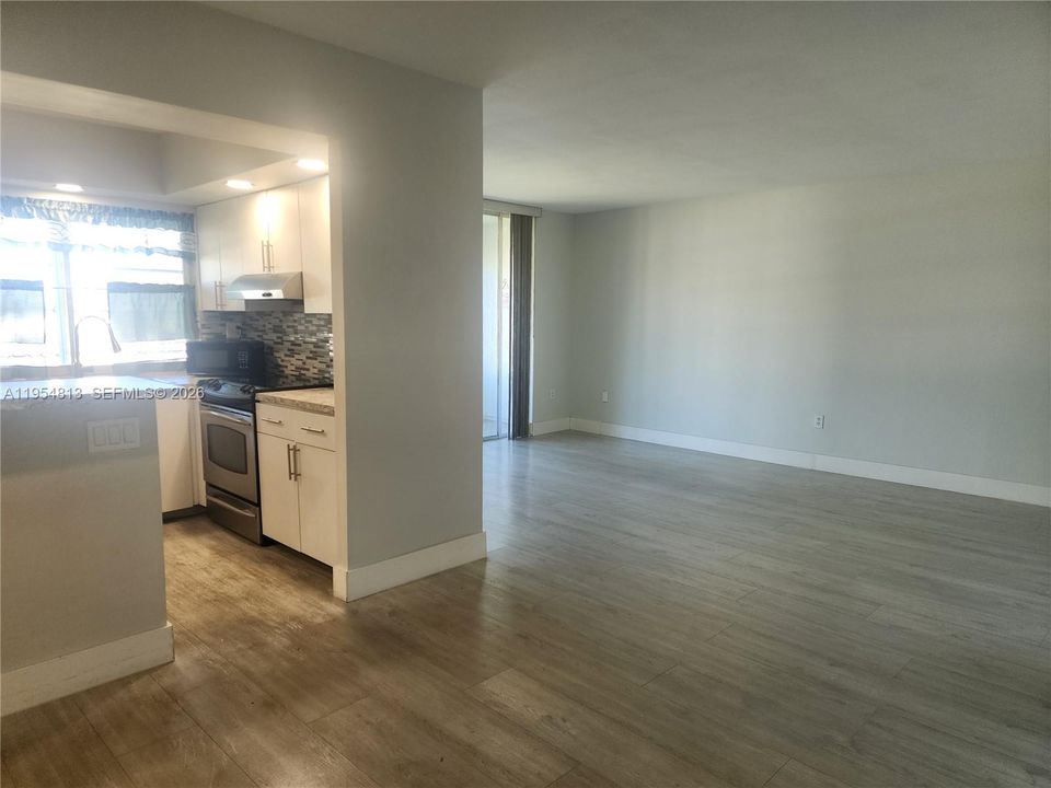 For Sale: $129,900 (2 beds, 2 baths, 950 Square Feet)