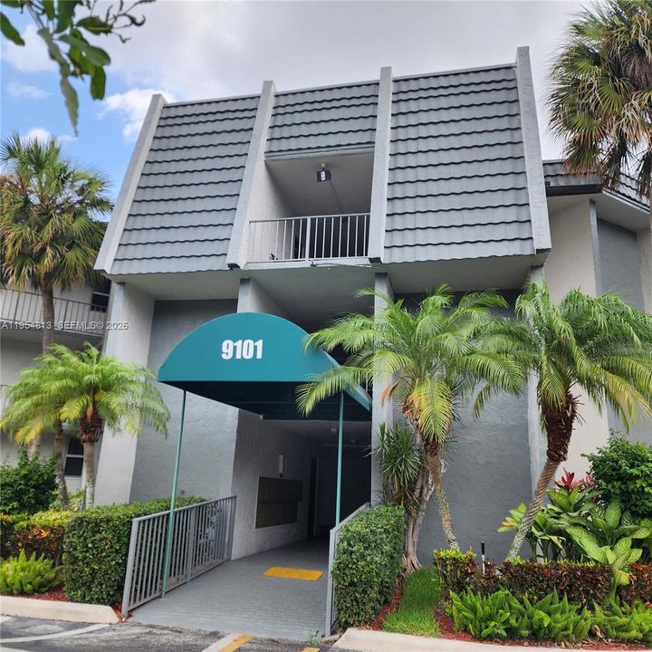 For Sale: $129,900 (2 beds, 2 baths, 950 Square Feet)