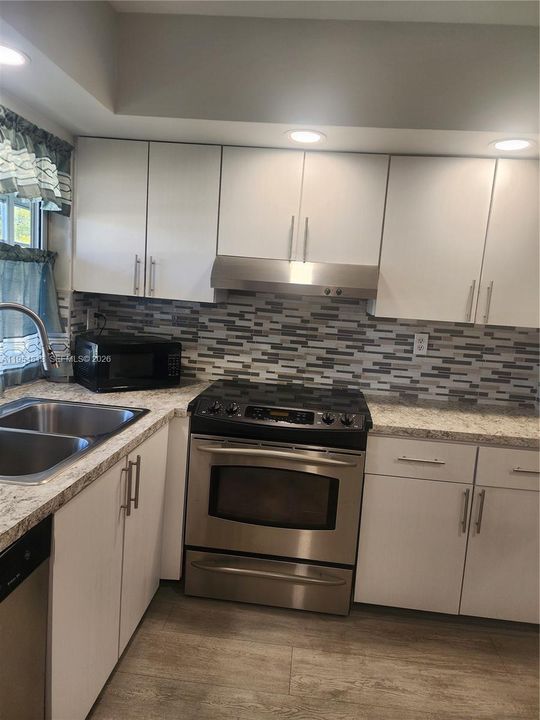 For Sale: $129,900 (2 beds, 2 baths, 950 Square Feet)