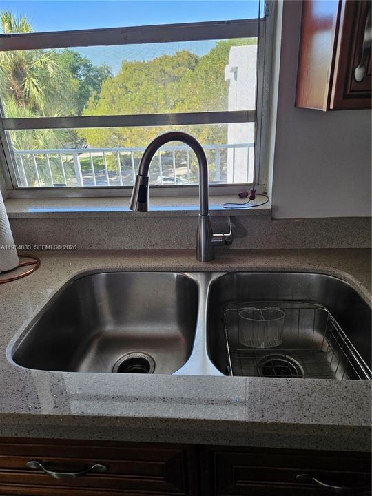 For Sale: $163,000 (1 beds, 1 baths, 654 Square Feet)