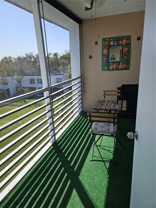 For Sale: $163,000 (1 beds, 1 baths, 654 Square Feet)
