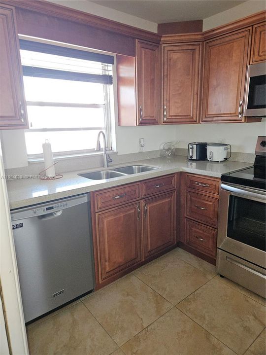 For Sale: $163,000 (1 beds, 1 baths, 654 Square Feet)