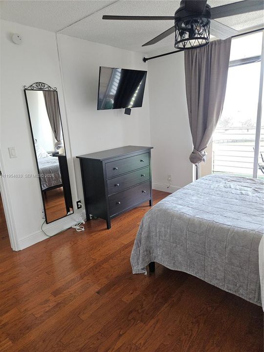 For Sale: $163,000 (1 beds, 1 baths, 654 Square Feet)