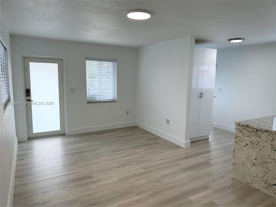 В аренду: $2,900 (2 спален, 1 ванн, 874 Квадратных фут)
