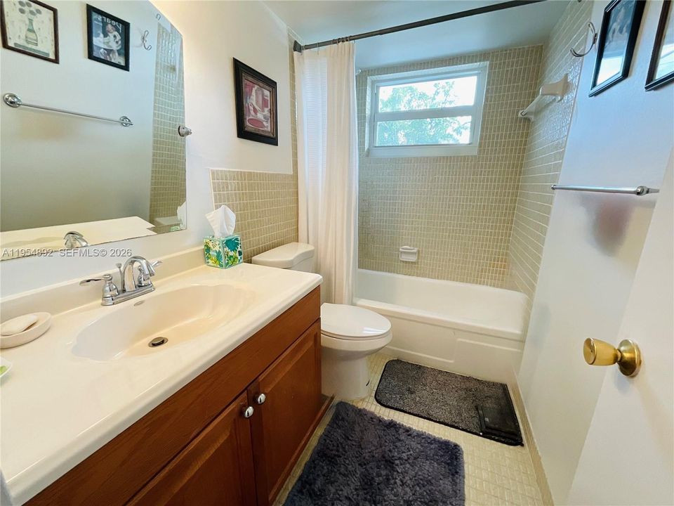 На продажу: $179,000 (2 спален, 2 ванн, 1027 Квадратных фут)