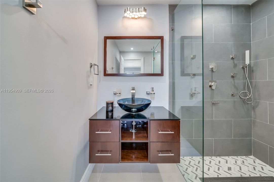 Недавно продано: $889,000 (4 спален, 4 ванн, 1503 Квадратных фут)