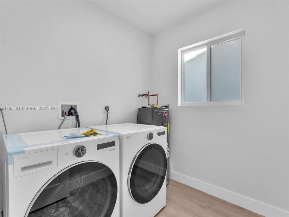 Activo con contrato: $850,000 (4 camas, 2 baños, 1681 Pies cuadrados)