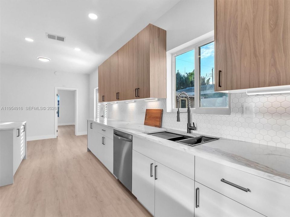 Activo con contrato: $850,000 (4 camas, 2 baños, 1681 Pies cuadrados)