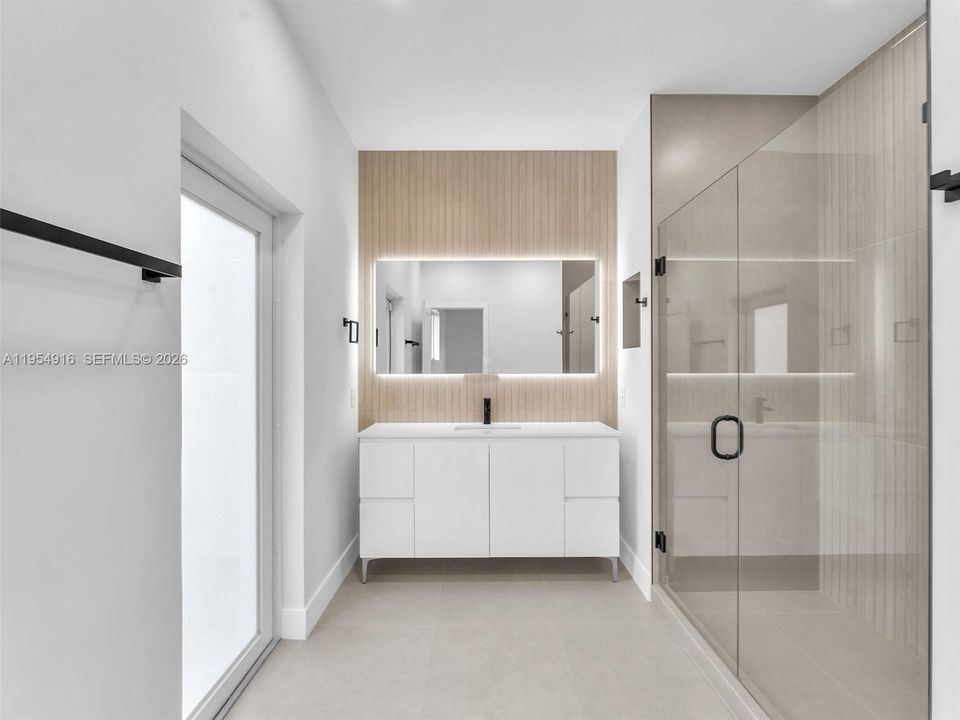 Activo con contrato: $850,000 (4 camas, 2 baños, 1681 Pies cuadrados)