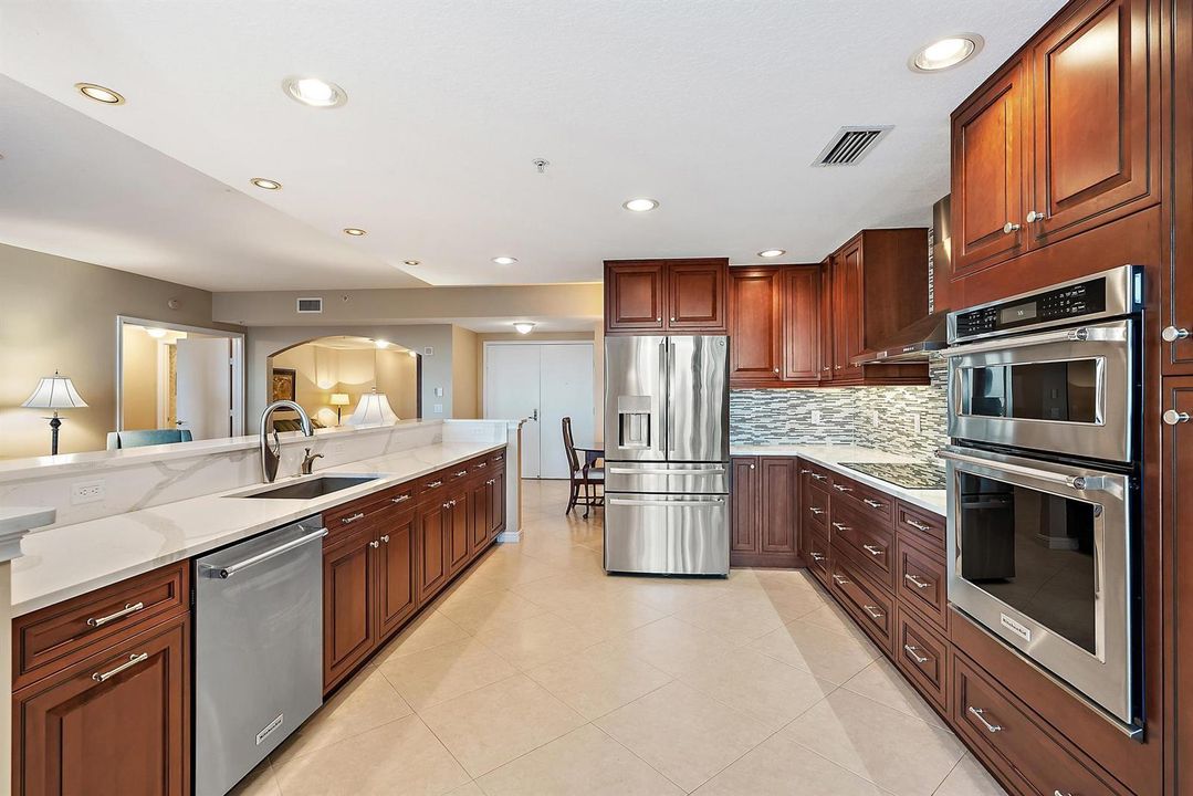 700 Ocean Royale 302-16