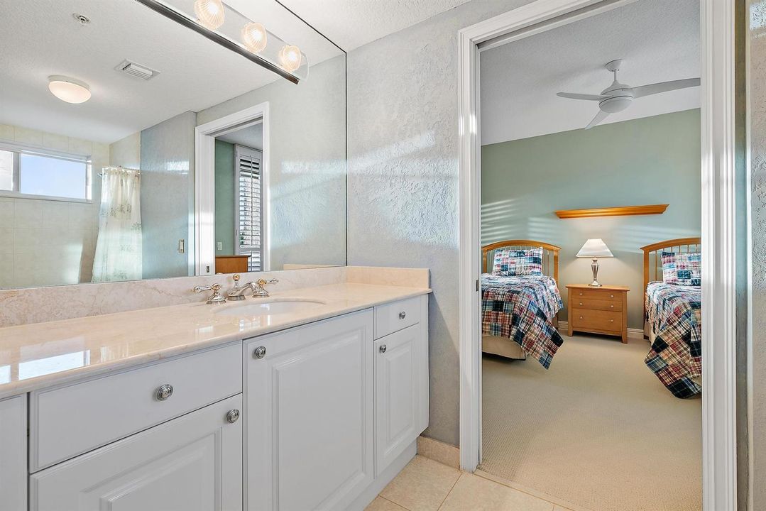 700 Ocean Royale 302-28