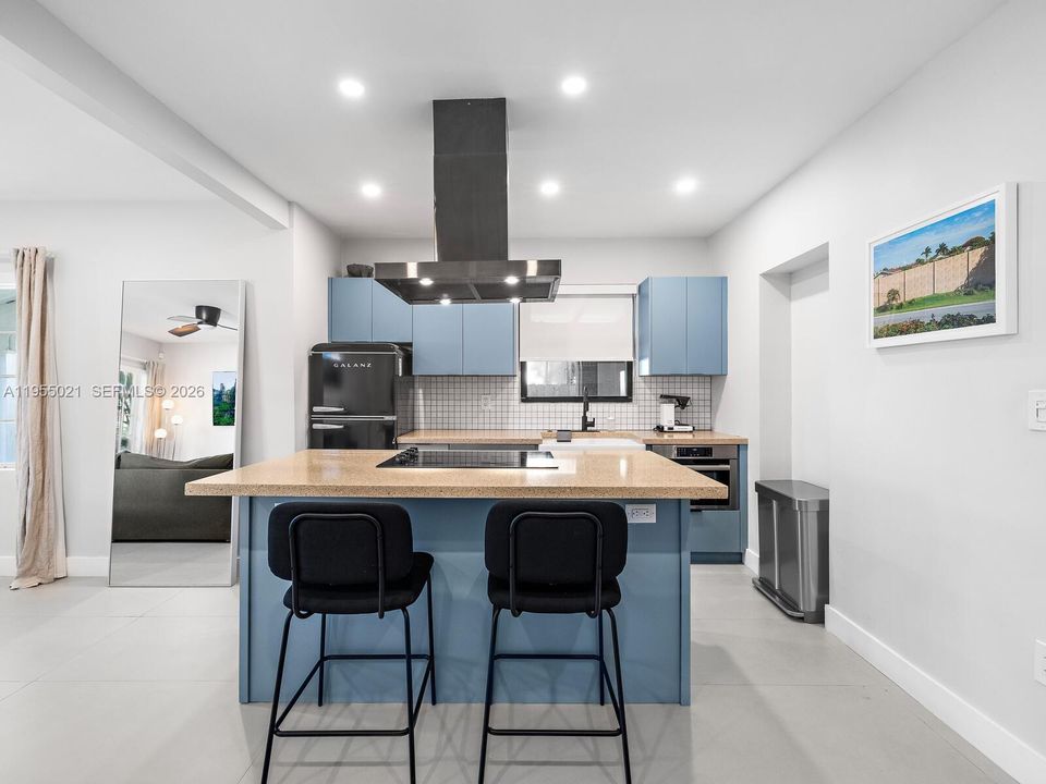 For Sale: $749,000 (2 beds, 1 baths, 1035 Square Feet)