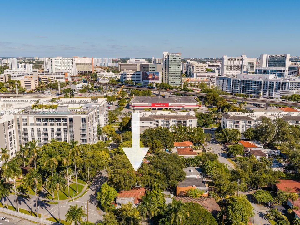 For Sale: $749,000 (2 beds, 1 baths, 1035 Square Feet)