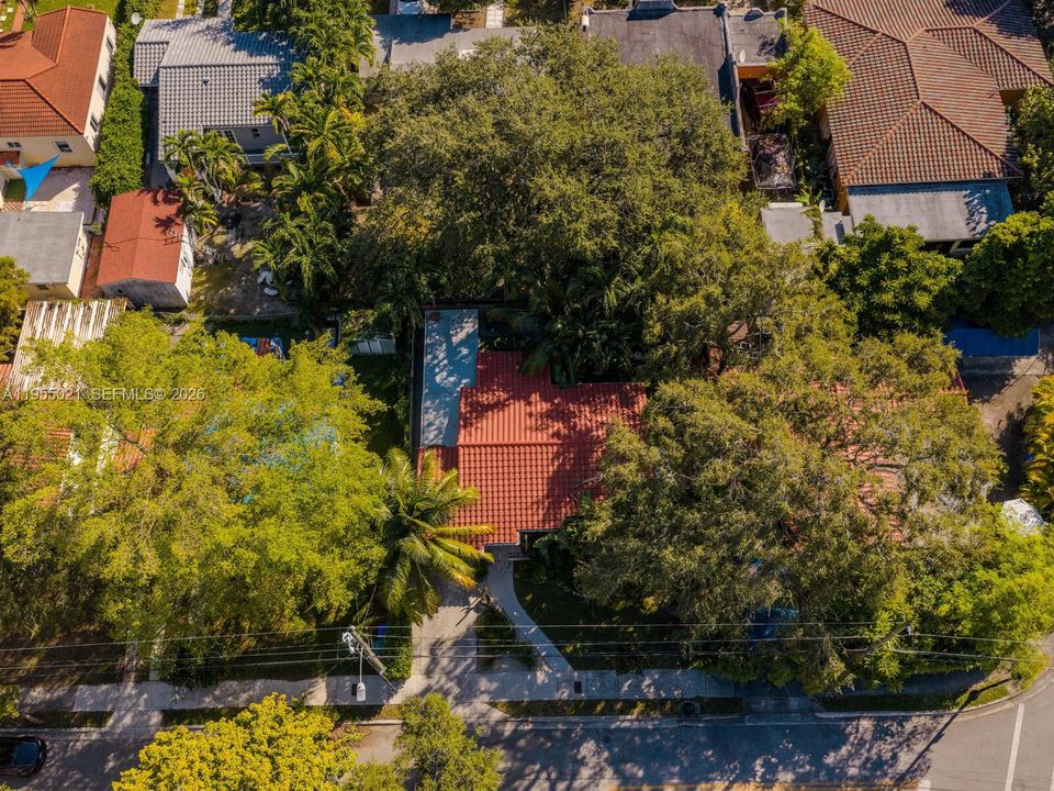 For Sale: $749,000 (2 beds, 1 baths, 1035 Square Feet)