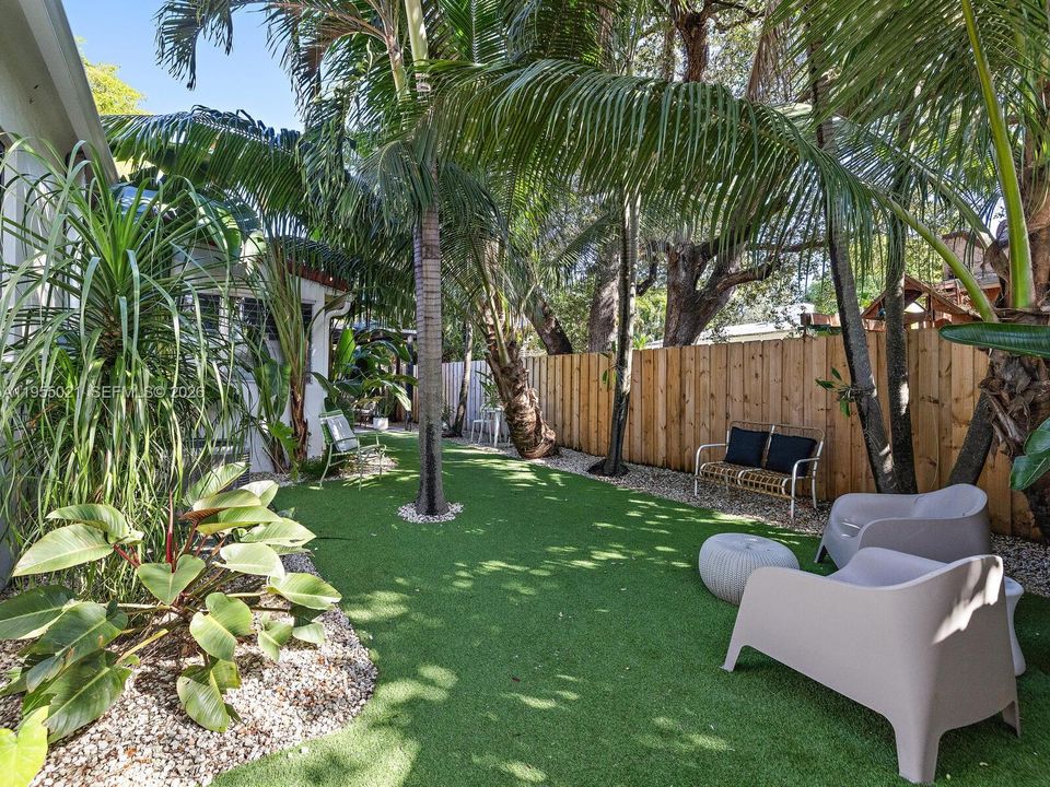 For Sale: $749,000 (2 beds, 1 baths, 1035 Square Feet)