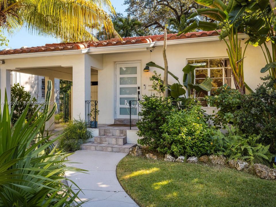 For Sale: $749,000 (2 beds, 1 baths, 1035 Square Feet)