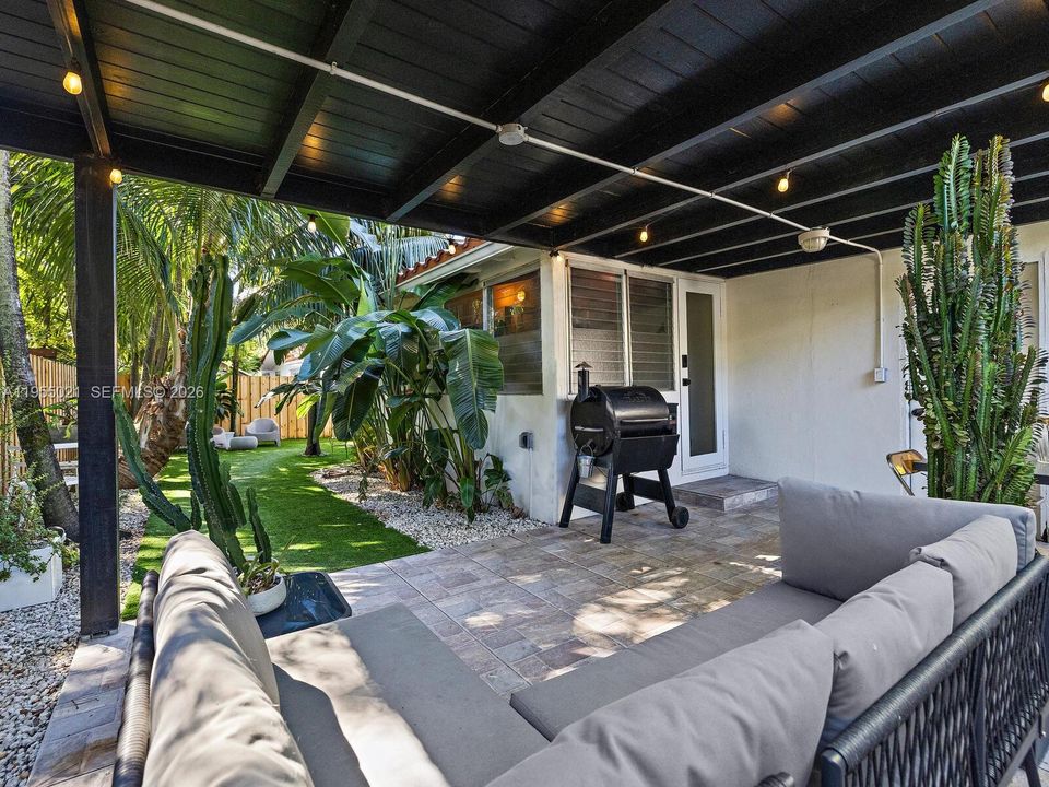 For Sale: $749,000 (2 beds, 1 baths, 1035 Square Feet)