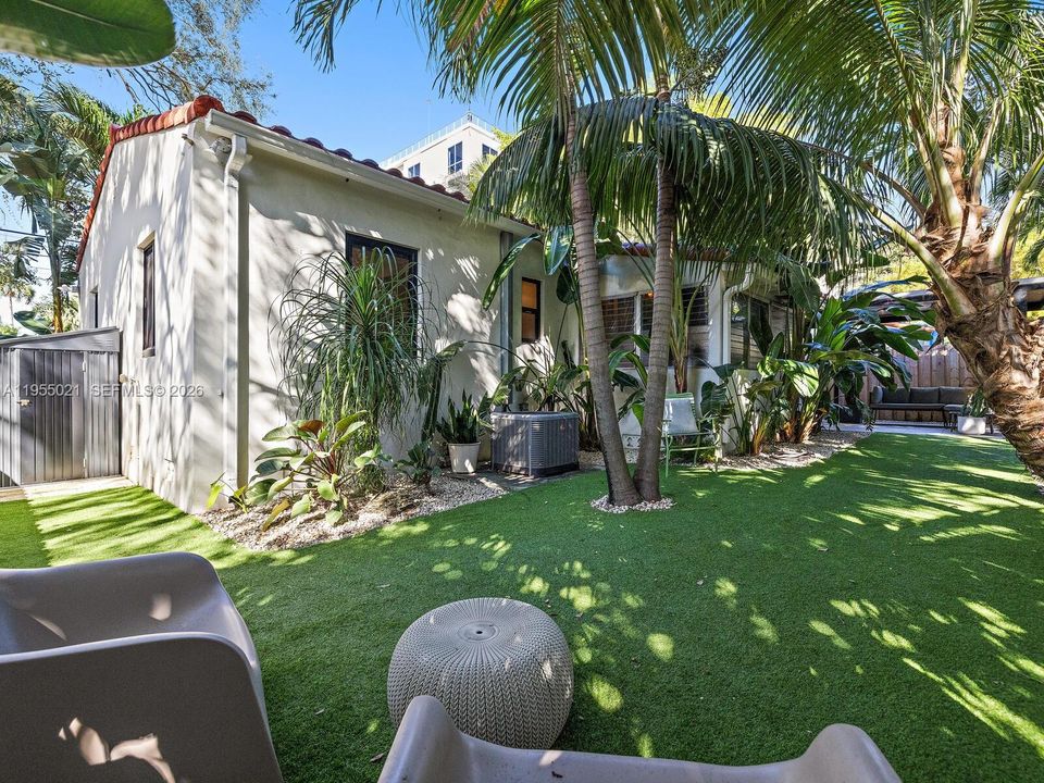 For Sale: $749,000 (2 beds, 1 baths, 1035 Square Feet)