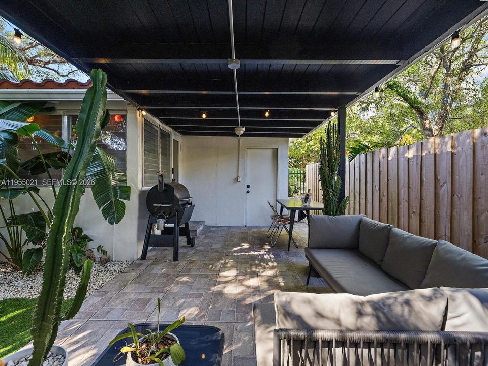 For Sale: $749,000 (2 beds, 1 baths, 1035 Square Feet)