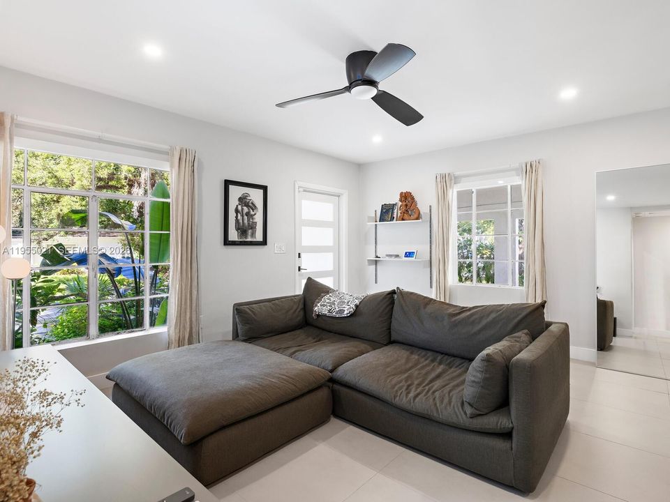 For Sale: $749,000 (2 beds, 1 baths, 1035 Square Feet)