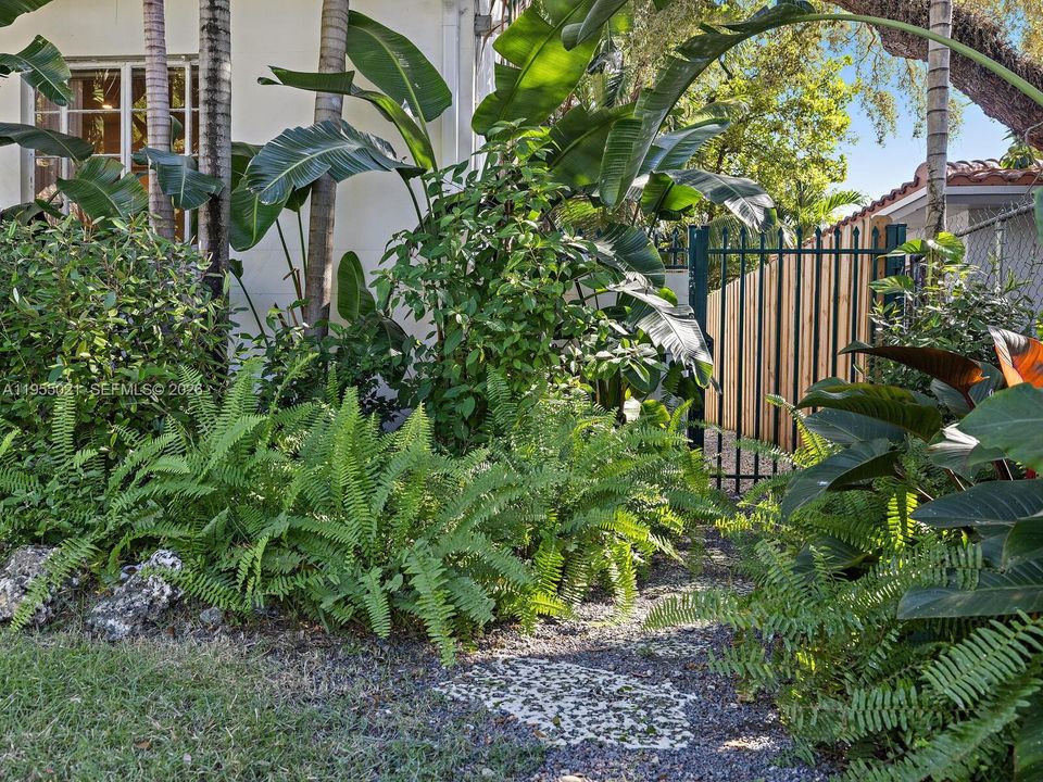For Sale: $749,000 (2 beds, 1 baths, 1035 Square Feet)