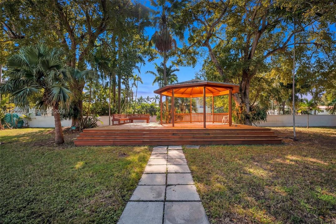 Active With Contract: $1,750,000 (5 beds, 4 baths, 3253 Square Feet)