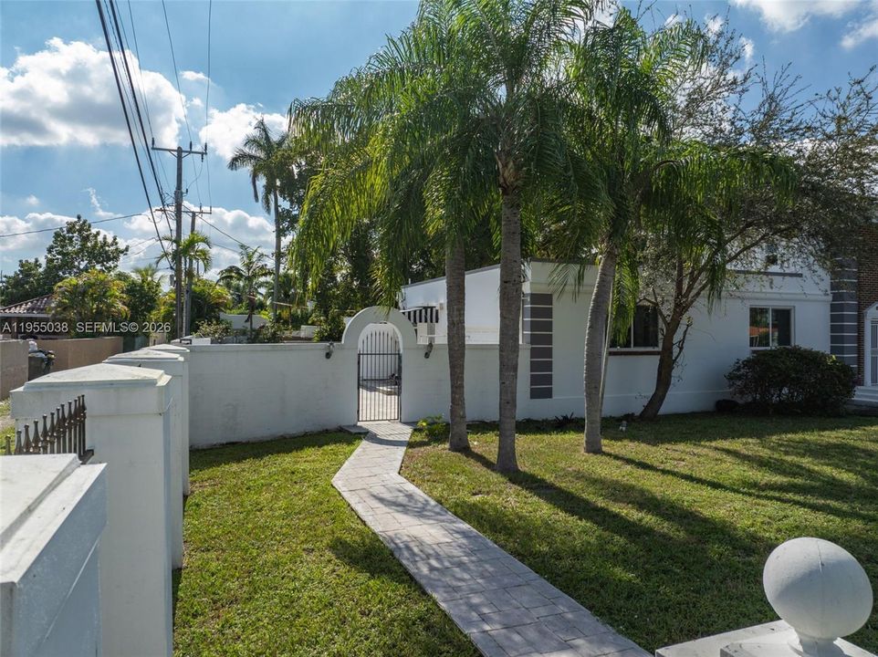 Active With Contract: $1,750,000 (5 beds, 4 baths, 3253 Square Feet)