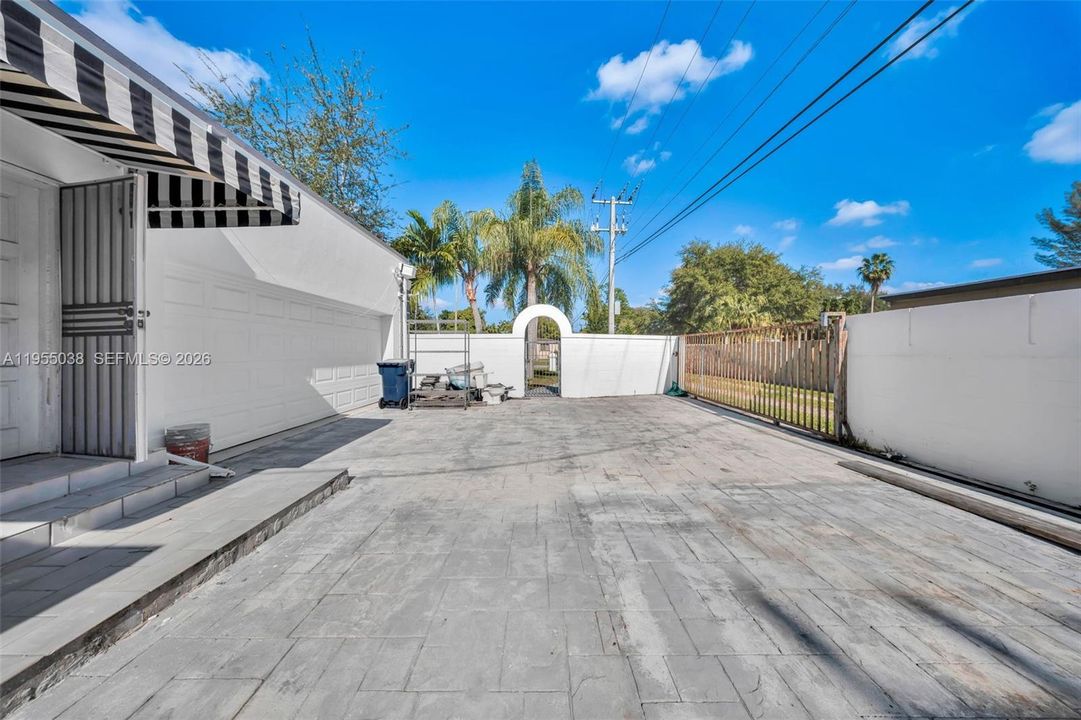 Active With Contract: $1,750,000 (5 beds, 4 baths, 3253 Square Feet)