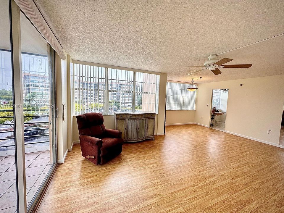 For Sale: $147,000 (2 beds, 2 baths, 1120 Square Feet)