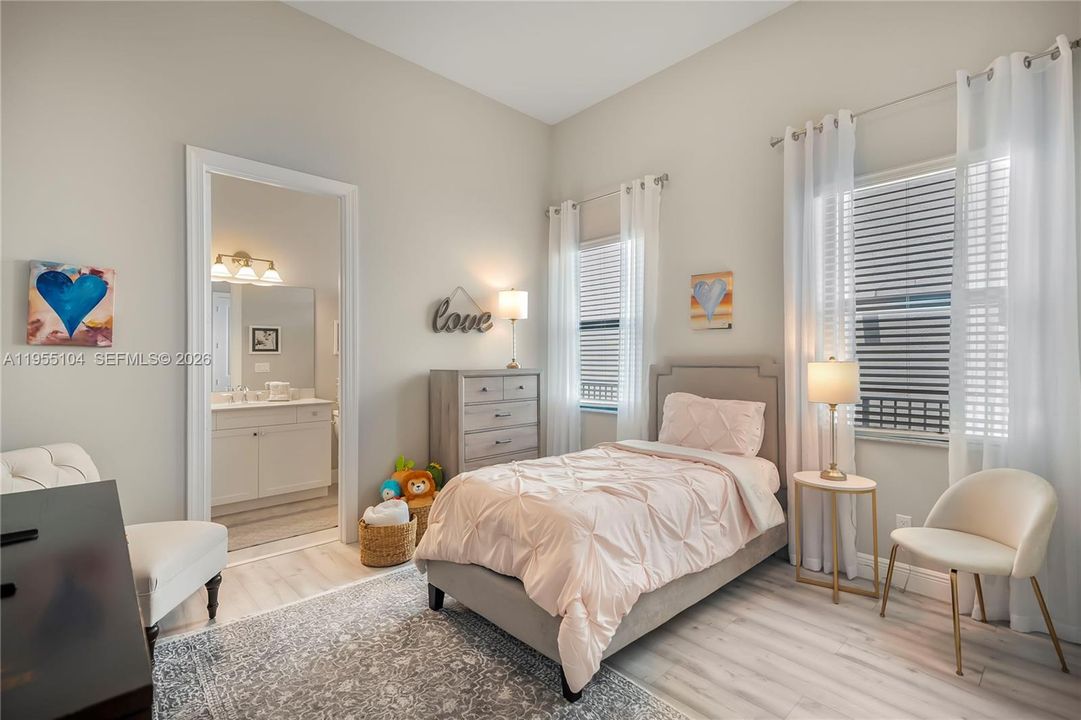 Vendido Recientemente: $2,199,000 (4 camas, 5 baños, 4065 Pies cuadrados)