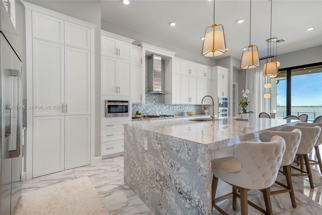 Vendido Recientemente: $2,199,000 (4 camas, 5 baños, 4065 Pies cuadrados)