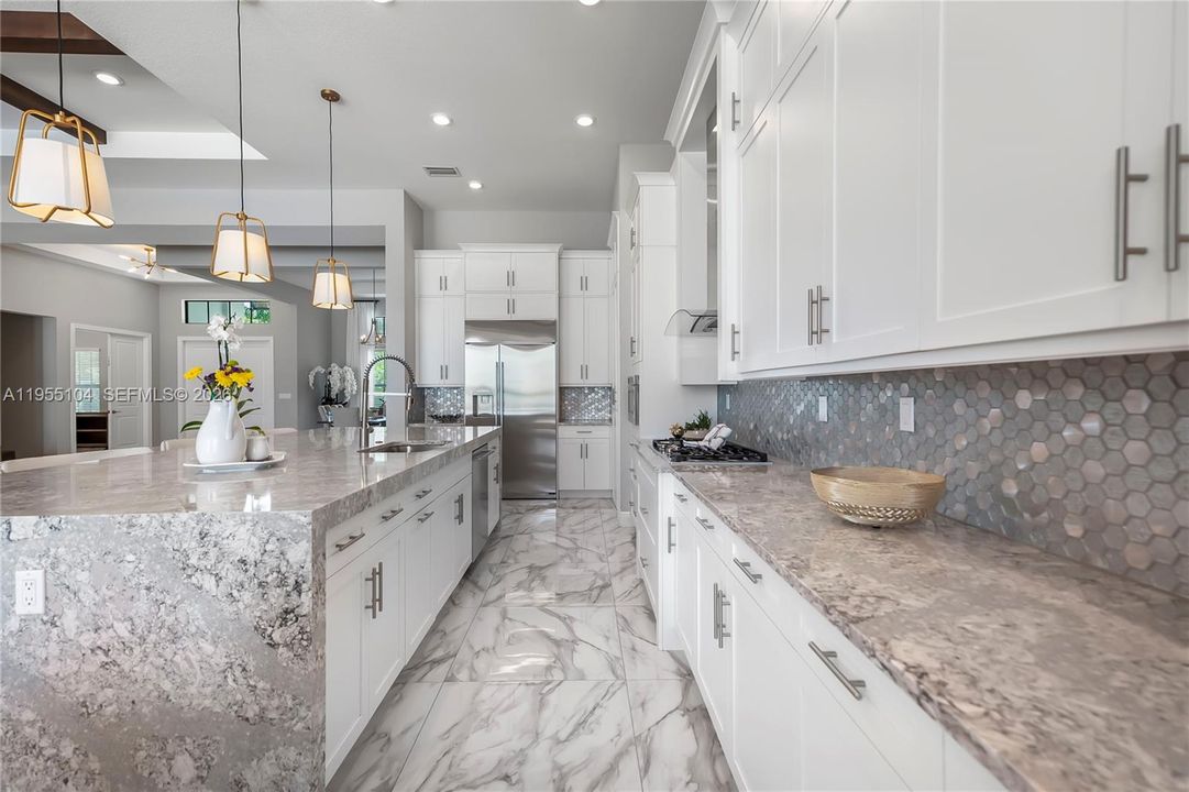 Vendido Recientemente: $2,199,000 (4 camas, 5 baños, 4065 Pies cuadrados)