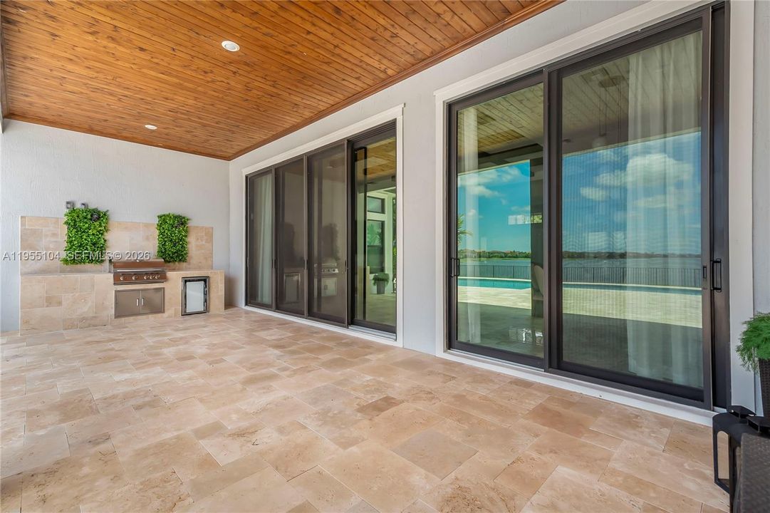Vendido Recientemente: $2,199,000 (4 camas, 5 baños, 4065 Pies cuadrados)