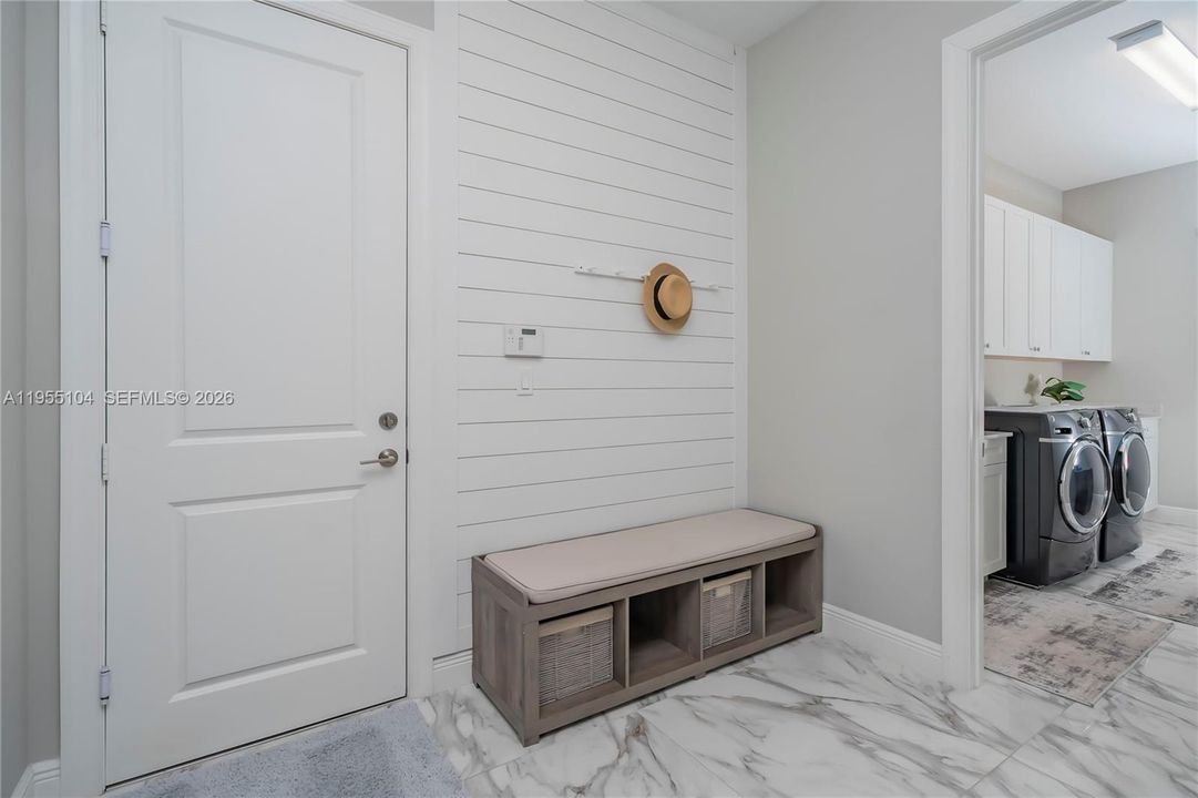 Vendido Recientemente: $2,199,000 (4 camas, 5 baños, 4065 Pies cuadrados)