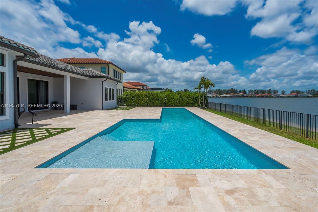 Vendido Recientemente: $2,199,000 (4 camas, 5 baños, 4065 Pies cuadrados)