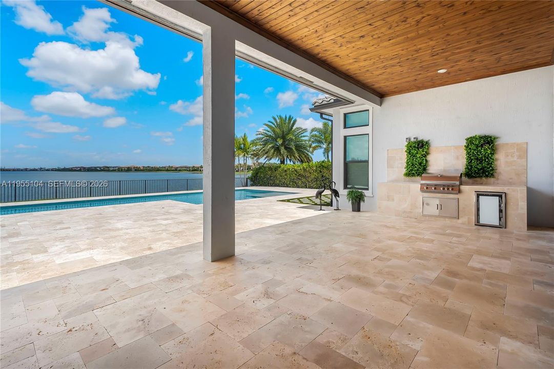 Vendido Recientemente: $2,199,000 (4 camas, 5 baños, 4065 Pies cuadrados)