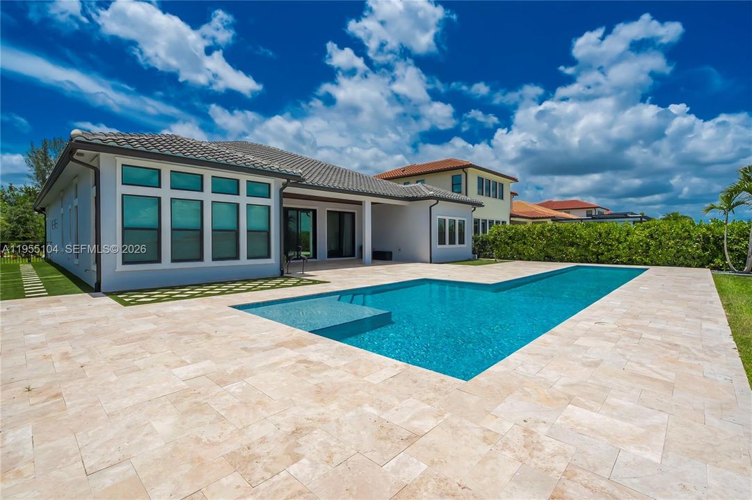 Vendido Recientemente: $2,199,000 (4 camas, 5 baños, 4065 Pies cuadrados)